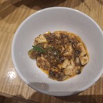 スーツァン・レストラン陳 - 器に入れた麻婆豆腐・その1です。辣油が浮いてないのが分かります。