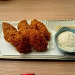 炭火と串焼きと肴 原価酒場 イロ鶏ドリ - 王道の牡蠣フライ