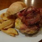 パントリー コヨーテ - ローリングロックバーガー（１，２５０円）＋ダブルベーコン（１８０円Ｘ２）