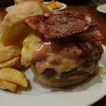 パントリー コヨーテ - ボリュームたっぷり、ローリングロックバーガー＋ダブルベーコン