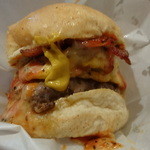 パントリー コヨーテ - 超肉厚バーガーを大きな口でいただく