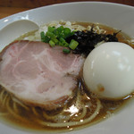 煮干中華ソバ イチカワ - 煮干ソバ（黒）＆出汁打込み式味玉　ズームアップ