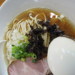 煮干中華ソバ イチカワ - 煮干ソバ（黒）＆出汁打込み式味玉　ズームアップ