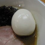 煮干中華ソバ イチカワ - 特濃煮干ソバ＆出汁打込み式味玉　ズームアップ