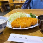 とんかつ ゆたか - ロースかつ定食ちょい横から