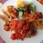 ラ・ルチア - パンチェッタ（イタリアのハム）を鶏肉で巻いてあり、トマトソースがけ