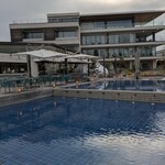 マリブファーム  逗子マリーナ - お店の外。というか逗子マリーナの敷地内ということもあって優雅&オシャレ&広々としてます。