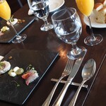 IL PINOLO SKY TERRACE 横浜 - ランチコースの前菜盛り合わせ、オレンジジュース　両コース共通のフォカッチャ