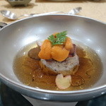 トゥ・ラ・ジョア - トリュフを練り込んだ、百合根と和牛の団子にトリュフコンソメの香りでむせかえる、絶品のお椀