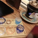 割烹 恵比寿 - ＜再訪・2014年12月＞日本酒６種の味比べ・１５００円。お猪口を選びます。前回は３種を頂きましたが今回は二人なので６種を頂きました。