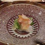 割烹 恵比寿 - ＜再訪・2014年12月＞活け車エビをサッと熱湯にくぐらせて。。。柚子や出汁醤油などの「ジュレ」がかかってます。ホンノリ温かいレアなエビさん。甘味があって美味し！「自家製のカラスミ」も乗ってますよ！