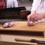 割烹 恵比寿 - ＜再訪・2014年12月＞ノド黒を捌いて串に刺したはるところ。立派なノド黒でした。