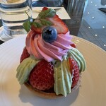 ロビー ラウンジ - イチゴとピスタチオのタルト