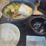 すき家 - 料理写真:牛旨辛豆腐鍋定食　980円