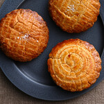 メゾン・ダーニ シロカネ 西武池袋本店 - [右下]ガトーバスク ア ラ クレーム＠税込582円、[西武池袋限定]ガトーバスク ガスタ＠税込641円*2 │ 日曜13:48頃訪問→13:50頃オーダー＆お会計