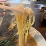 横濱ラーメン あさが家 本店 - もっちりつるつるした家系ラーメン御用達の酒井製麺製の中太平ウェーブ麺