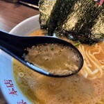 横濱ラーメン あさが家 本店 - 豚骨と鶏ガラが絶妙なバランスの程よい濃度の横浜家系豚骨醤油スープ