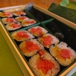 すし家 一柳 - おみやげのトロたく巻きと干瓢巻き