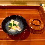 銀座 きた川 - お椀：鏑（カブラ）とお出汁を使った薄葛仕立て
      新潟の車麩、炭火で焼いた甘鯛