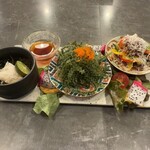 ツマンデ呑める みやこパーラー ハイサイ! - 左からもずくと長芋のそうめん、海ぶどうシークワーサーポンズ、鳥なすのマリネと宮古ボロネーゼ