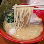 横浜家系ラーメン 赤家 - 料理写真:ラーメンのアップ