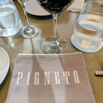 PIGNETO - ロゴ入りのナプキン　料理への期待が高まります