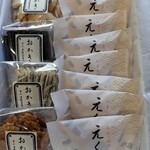 菓子舗 日影茶屋 - 料理写真:お箱を開けると甘いのとからいの、両方入っていて嬉しい＾＾