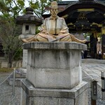 三日月氷菓店 - 『豊臣秀吉像』!! 奥に見える唐門は、国宝三唐門の一つらしい～!!( ^o^)ﾉ