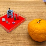 三日月氷菓店 - レジ横に飾られたフィギュアと柚子!!( ^o^)ﾉ