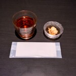 三日月氷菓店 - 最初に出てきた熱いお茶とお菓子〜!!( ^o^)ﾉ