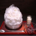 三日月氷菓店 - 薄くスライスされた氷は立っており、練乳をかけて食べると、氷の口溶けの良さはいつも通り絶品～!! 練乳のミルキーな旨み、甘みを強く感じ、めちゃめちゃ美味しい～!!( ^o^)ﾉ
