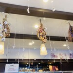 パティスリー・サト - 店内天井おしゃれ〜