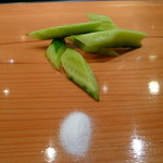 天寿し - 箸休めのキュウリとキュウリ用の塩♪