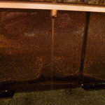 天寿し - カウンター下には指洗い用の水が流れています♪