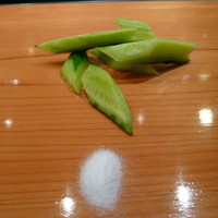 天寿し 京町店 - 箸休めのキュウリとキュウリ用の塩♪