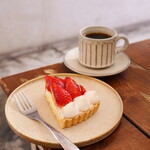 ヨウケル舎 - 季節のフルーツタルト（苺）（820円） 15周年ブレンド（630円）