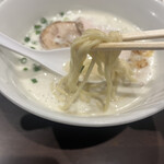活龍鶏そば専門店 とりだけ - 麺は硬めの細麺。