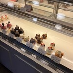 パティスリー ラブリコチエ - ショーケースの中は…