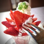 千疋屋フルーツパーラー - 果肉が中まで赤い