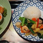 スパイシーマーケット 坂井店 - エビの野菜炒めセット、セットＡ(春巻きと唐揚げ)