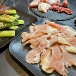 隠れ家個室 炭火鶏焼き 濃厚水炊き鍋 鶏まる - 手前:ハラミ、奥側:鶏もも、砂ずり