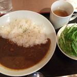 イワクラ - 牛すじ煮込みカレーとグリーンサラダ