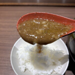 東京スタイル みそらーめん ど・みそ - スープをライスにかけて