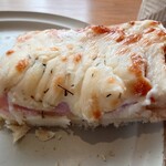 ツクロイ - シッカリとしたチーズ感と

クラッシュした、マカロニみたいな粒の食感ある
キチンと作られたホワイトソースのマイルド感

チーズの塩気も良い感じで
上質さがあり美味しいなあ♪