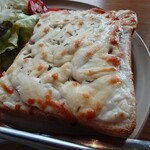 ツクロイ - ●クロックムッシュ

トーストにホワイトソース、ハム
チーズが載せられていて

食パンには小麦の甘み（旨味）感

■Atelier K さんの山型食パンを使用と書かれていた