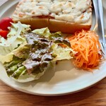 ツクロイ - キャロットラペは穏やかな甘酢感と
クミンの味わいが心地良く美味しい
サラダには自家製和風ドレッシングが掛けられていて
酸味爽やかで油と黒酢？っぽいコク感
ほんのりと甘みもあり、バランスが良くて美味しい