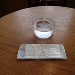 ツクロイ - テーブルセットアップ状況

水はセルフサービスとなる