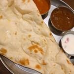 インド定食 ターリー屋 - お替りナン：カレーがあまり減ってないのがバレますね。