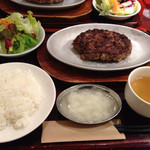 ビモン 東京駅キッチンストリート店 - Aランチ、すねバーグを頼んだ。コリコリして肉肉しくて美味しかった。少し油っぽかったかな。