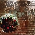 ハングリータイガー - ロゴ看板とリース。